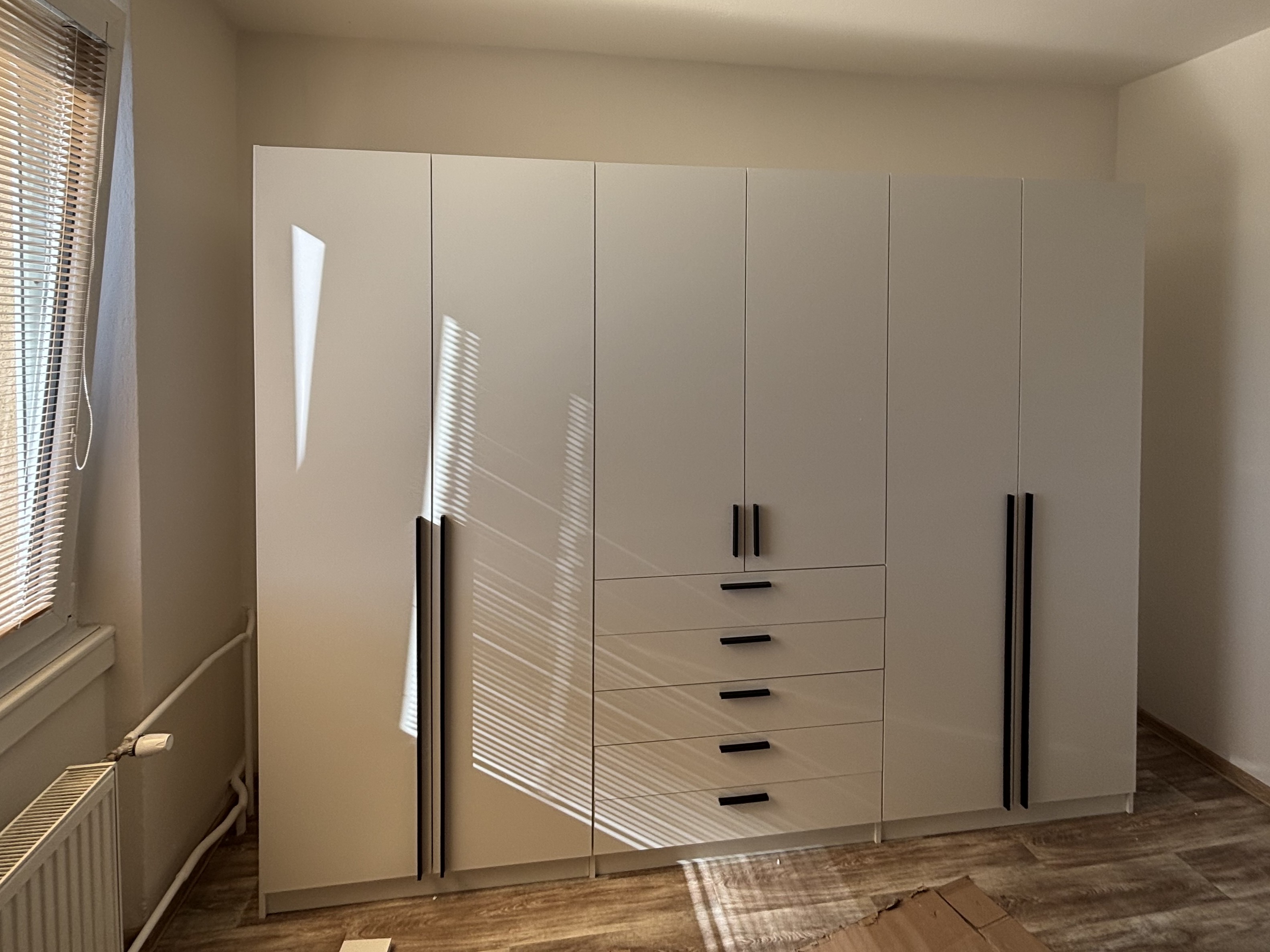 Ukázka montáže skříně 250 cm